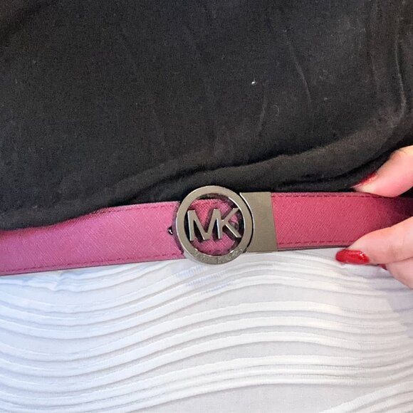 Michael Kors (MK) Logo Reversible Leather Belt - Picture 5 of 7